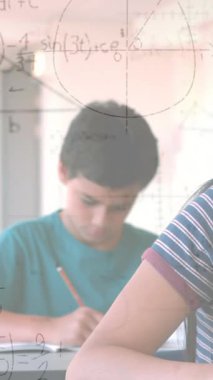 Matematiksel denklemlerin sınıfta yazan çocuklar üzerindeki animasyonu. eğitim ve öğrenme kavramı dijital olarak oluşturulmuş video.