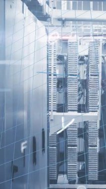 Sunucu odasında matematiksel denklemlerin ve harflerin animasyonu. Küresel teknoloji, bilgisayar ve dijital arayüz kavramı dijital olarak oluşturulmuş video.