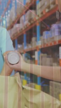 Depodaki erkek gönüllülere konserve bağışlayan kadın hakkında istatistiksel veri işleme. lojistik ve ulaşım sektörü kavramı