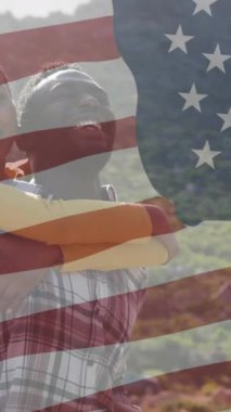 Dağlarda kucaklaşan gülümseyen çift üzerine Amerikan bayrağı animasyonu. Vatanseverlik ve kutlama konsepti dijital olarak oluşturulmuş video.