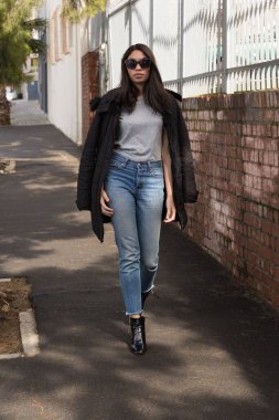 Kadınlar sokaklarda geziniyor.