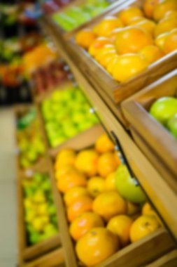 Süpermarketteki ahşap kasalarda farklı meyve türleri.