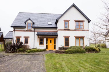 Güneşli bir günde binanın dışı