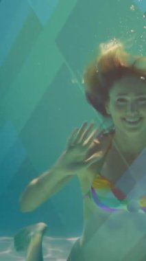 Suyun altında yüzen, geometrik şekilli animasyonlu renkli bikinili kadın. su, desenler, canlı