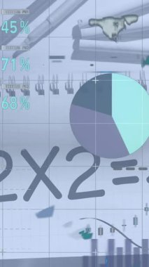 Okul ekipmanları üzerinde veri işleme animasyonu. Küresel eğitim, öğrenme ve dijital arayüz kavramı dijital olarak oluşturulmuş video.