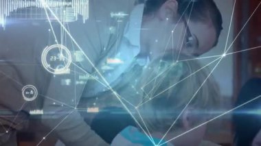 Öğrenci rehberlik kitabına dijital örtülerle yaklaşan öğretmen algılamayı güçlendiriyor. Eğitim, akıl hocalığı, dijital öğrenme, sınıf, bilgi, öğretim, işbirliği