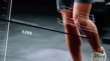 Adam mavi halat kırbaçlandıktan sonra egzersizi atlıyor, buzağıları şebeke penceresinin altına yerleştiriyor. Atletizm, kardiyo, güç, dayanıklılık, canlılık, güç, kararlılık