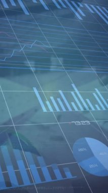 Spor stadyumundaki ragbi oyuncusunun istatistik ve veri işleme animasyonu. küresel spor, rekabet ve veri işleme kavramı dijital olarak oluşturulmuş video.