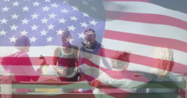 Bayrak, bayrak kaplaması zayıflamış atletik kadınların yedek kulübesinde yürüdüğünü su şişelerini uzatarak sağlığını artırdığını gösteriyor. Sahil, yoldaşlık, refah, açık hava, canlılık, arkadaşlık, rahatlık