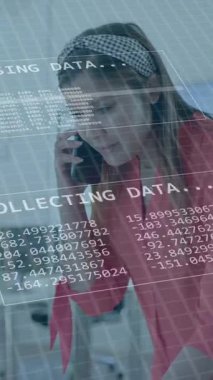 Sıradan bir iş kadınının ofiste telefon görüşmesi yapması üzerine arayüz verileri işleniyor. Günlük iş, veri, dijital arayüz, bağlantı, ofis ve iletişim dijital olarak oluşturulmuş video.