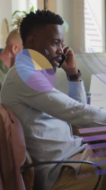 Afro-Amerikan iş adamının ofisinde veri işleme animasyonu. Küresel iş, finans, hesaplama ve veri işleme kavramı dijital olarak oluşturulmuş video.