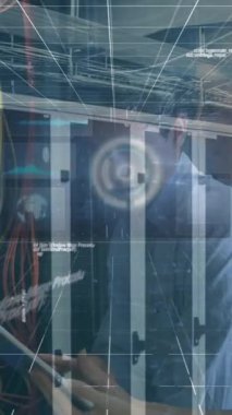 Verilerle dijital ekranın animasyonu ve beyaz insanların sunuculardan kabloları kontrol etmesi. Ağ, veri işleme ve teknoloji konsepti dijital olarak oluşturuldu.