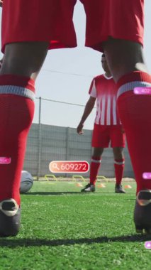 Farklı erkek futbol oyuncularının maç oynaması üzerine medya simgelerinin canlandırılması. Küresel spor ve dijital arayüz kavramı dijital olarak oluşturulmuş video.