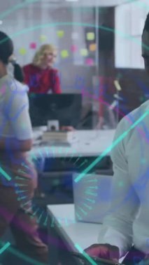 Çeşitli iş adamları üzerinde tarama yaparak veri işleme animasyonu. Küresel iş, bilgisayar ve dijital arayüz kavramı dijital olarak oluşturulmuş video.