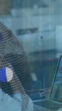 İş kadınının iş arkadaşlarıyla dizüstü bilgisayarla yaptığı görüntülerin animasyonu. Küresel iş ve dijital arayüz kavramı dijital olarak oluşturulmuş video.