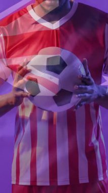 Avustralya bayrağı üzerinde Afro-Amerikan erkek futbolcunun animasyonu. Küresel vatanseverlik, kutlama, spor ve dijital arayüz kavramı dijital olarak oluşturulmuş video.