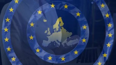 İş kadını dokunmatik ekrana dokunuyor ve AB verilerini parlayan yıldızlarla gözden geçirmek için yukarı doğru kayıyor. Teknoloji, yenilik, dijital, strateji, profesyonellik, şirket, liderlik