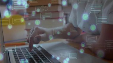 Dizüstü bilgisayarın anahtarına dokunan ve kitapların yanına notlar yazarken canlandırılmış sohbet baloncukları üreten bir çocuk. Teknoloji, eğitim, yenilik, konsantrasyon, yaratıcılık, öğrenme, dijital