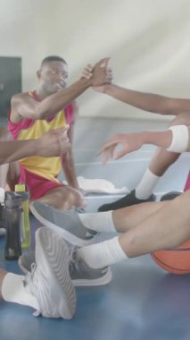 Sahadaki çeşitli basketbol oyuncuları yerine Fransa bayrağı animasyonu. Küresel spor, rekabet, bağlantılar, hesaplama ve veri işleme kavramı dijital olarak oluşturulmuş video.