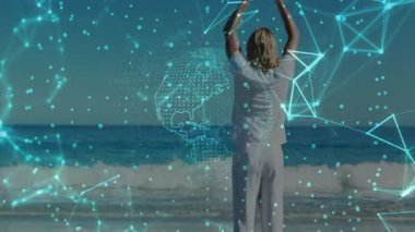 Kollarını açıp yogaya giren adam holografik dünya ve sürüklenen düğümlerle sağlıklı olmak için poz veriyor. Meditasyon, farkındalık, bağlantı, dinginlik, sürdürülebilirlik, teknoloji, rahatlama