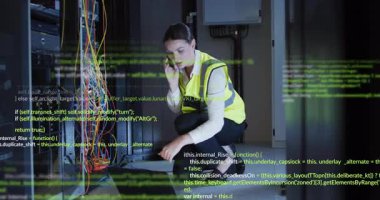 Çağrıya cevap vermek, IT teknisyenleri dizlerinin üzerinde test kablosu yerleştirirken kod ağ düzeltmesi için kalınlaşıyor. Teknisyen, dijital, endüstriyel, bağlantı, profesyonel, modern, sorun giderici