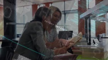 Mentee sayfaları çeviriyor ve laptop 'u veri örtülü eğitim diyagramlarını gösteren danışman olarak kullanıyor. İşbirliği, öğrenme, eğitim, dijital, takım çalışması, bilgi, danışmanlık