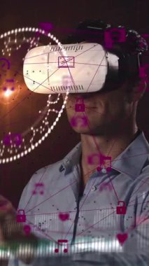 VR kulaklık takan adam üzerindeki bağlantı ağının animasyonu. küresel iş, dijital arayüz, teknoloji ve ağ konsepti dijital olarak oluşturulmuş video.