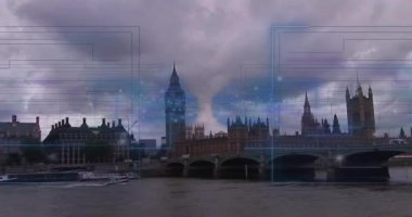 Londra 'nın ufuk çizgisinde görünen ağ üzerinde Thames' de tekne gezintisi yaparken bağlantı görünüyor. Kentsel, ufuk çizgisi, modern, teknoloji, bağlantı, altyapı, atmosfer