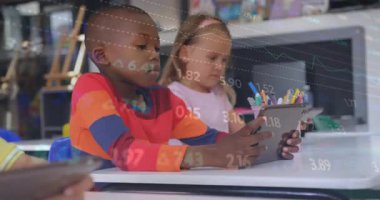 İlkokul öğrencileri sınıfta tabletlere tıklıyor, dijital öğrenmeyi destekleyen verilerin örtüşmesine neden oluyor. Öğrenci teknolojisi, eğitim ortamı, dijital okur yazarlık, sınıf aktivitesi, öğrenme araçları, gençlik bağlılığı, yaratıcı ifade