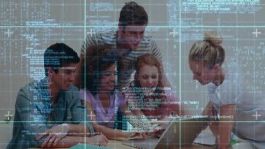 Teknik ekip dizüstü bilgisayarda kod yazıyor, animasyon kaplamalarını güncelliyor, satırları işaretliyor ve başarıyı kutluyor. İşbirliği, takım çalışması, yenilik, teknoloji, modern, profesyonel, iletişim