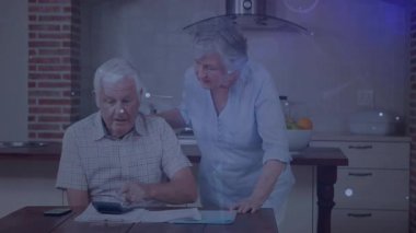 Hesap makinesinin faturalarını hesaplayan yaşlı çift, karısının omuzlarına dokunması ve belge sıralaması. Aile, emeklilik, yurt içi, finans, işbirliği, ev işleri, ev işleri