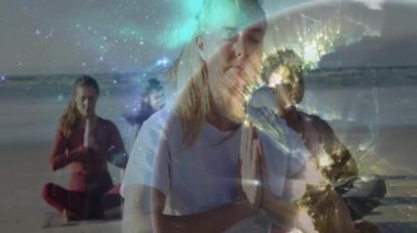 Yoga üçlüsünün üzerine süzülen soluk ışıklar yıldızlarla derinleşen meditasyon, Dünya küresi örtüsü. Meditasyon, ahenk, dinginlik, kozmik, farkındalık, rahatlama, refah