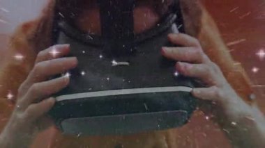 Yetişkin bir kadın sanal gerçeklik kulaklığını kaldırıyor, kozmik arayüzü etkinleştiriyor, teknolojik demo ve yazım simülasyonu için. Fütürist, sürükleyici, dijital, yenilik, teknoloji, arayüz, hologram