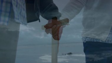 Yaşlı çift bastonu kavrayıp kumlu sahilde yürüyorlar sağlık desteği için dalgalar yaratıyorlar. Dayanıklılık, arkadaşlık, sükunet, macera, doğa, istikrar, yaşlanma