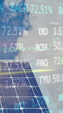 Bulutlu gökyüzüne karşı grafikler ve güneş panelleri üzerinde işlem tahtası animasyonu. Dijital bileşik, çoklu pozlama, rapor, iş dünyası, borsa, yenilenebilir enerji, güneş enerjisi ve koruma kavramı.