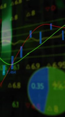 Bilgisayar sunucularının yeşil ışıkları üzerinden istatistik ve veri işleme animasyonu. veri işleme, bulut hesaplama konsepti ve teknoloji konsepti dijital olarak oluşturulmuş video.