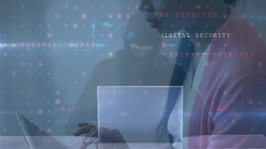 Maskeli meslektaşlarıyla bilgisayarları tarayan bilişim uzmanı test için ekranı sel baskınına karşı uyardı. Siber güvenlik, dijital tehditler, hackleme, dijital savunma, veri koruması, ağ güvenliği, modernizasyon