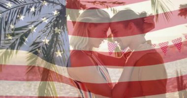 Pazarlama çift bakışlarını gösteriyor. Alnına dokunuyor ve palmiye altında öpüşüyorlar. Bayrak dalgalanması gibi. Romantizm, samimiyet, kutlama, rahatlık, dinginlik, sıcaklık, bağlantı