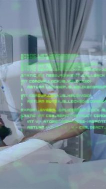 Hastanedeki kadın doktor ve erkek hastaya DNA testi yapıldı. Küresel tıp, sağlık, bağlantılar, hesaplama ve veri işleme kavramı dijital olarak oluşturulmuş video.