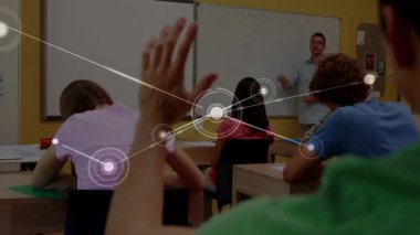 Sınıfta formül yazan öğretmenler, öğrenci olarak büyüyen düğümler el kaldıran öğretmenler, yardımcı öğretmenler. Eğitim, işbirliği, teknoloji, öğrenme, yenilik, akıl hocalığı, dijital