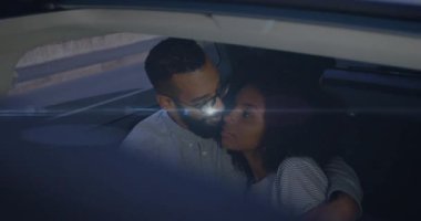 Akıllı telefon ışığı yetiştiren, park halindeki arabanın sunroof 'unda aydınlatan, teknoloji anlarını paylaşan bir adam. Romantizm, samimiyet, bağlantı, sevgi, teknoloji, samimiyet, yaşam tarzı