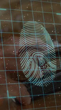 Renkli çizgiler ve ızgara üzerinde veri işleme animasyonu. Küresel spor ve rekabet dijital arayüz kavramı dijital olarak oluşturulmuş video.