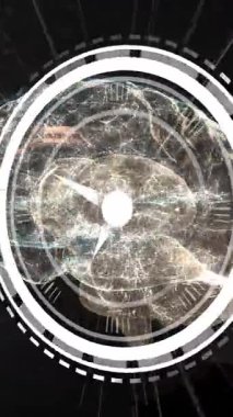 Siyah arka planda beynin üzerinde hareket eden saatin animasyonu. Zaman geçiyor, bilim ve bağlantılar konsepti dijital video.