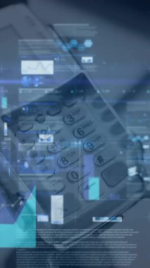 Kredi kartı terminali üzerinden finansal veri işleme animasyonu. küresel finansman, iş ve temassız ödeme kavramı dijital olarak oluşturulmuş video.