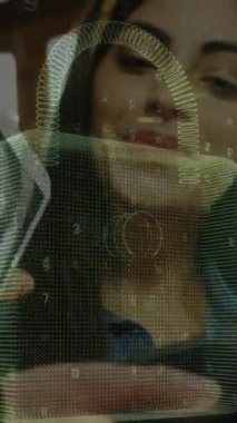 Dijital asma kilidin, ödeme terminali ve akıllı telefonu kullanan beyaz bir kadının ellerinde canlandırılması. İş, kablosuz ödemeler, finans ve işlem güvenliği kavramı dijital olarak oluşturulmuş video.