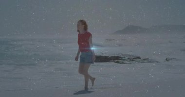 Hafif bir esinti, canlandırılmış rüzgar simgeleriyle plajda tam tur atan kadın yürüyüşçüyü başlatıyor. Deniz kenarı, dans, hareket, dinginlik, rahatlık, doğal yaşam tarzı.