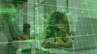 Yeşil şebeke soluyor, öğretmen rehber çocuk tablete yazıyor ve kız öğrenim için dizüstü bilgisayar kullanıyor. Eğitim, teknoloji, yenilik, sınıf, dijital, öğrenme, işbirliği