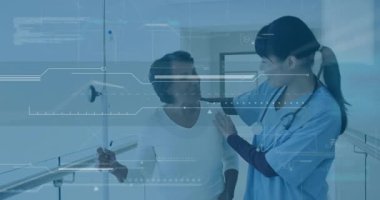 Hemşire hasta omzuna elini koyuyor ve rehabilitasyon için tırabzan boyunca serumu tutuyor. Rehabilitasyon, bakım, destek, iyileşme, takım çalışması, şefkat, sağlık