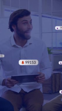 Medya simgelerinin, çeşitli meslekdaşların ofiste bir araya gelmesi üzerine canlandırılması. Küresel iş ve dijital arayüz kavramı dijital olarak oluşturulmuş video.