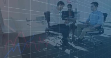 Toplantı boyunca kameralar, ekip paylaşımının raporlarını gösteriyor, finansal verilerin büyümesini sağlıyor. İşbirliği, strateji, analiz, profesyonel, yenilik, takım çalışması, kurumsal